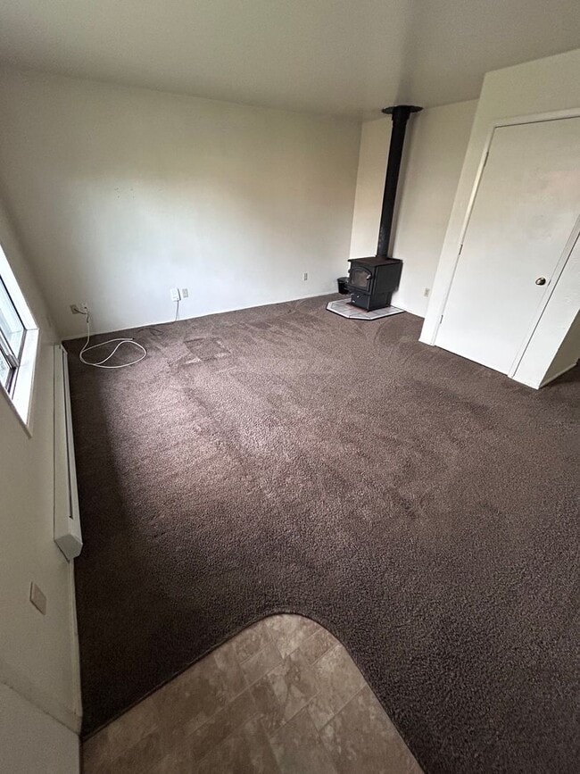 Building Photo - 3 bedroom 1 bath house w/ attached garage in Coos Bay!