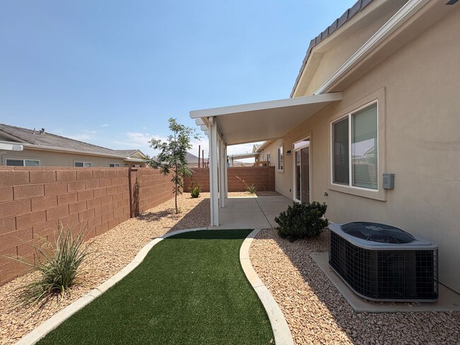 Building Photo - 576 N 3085 W