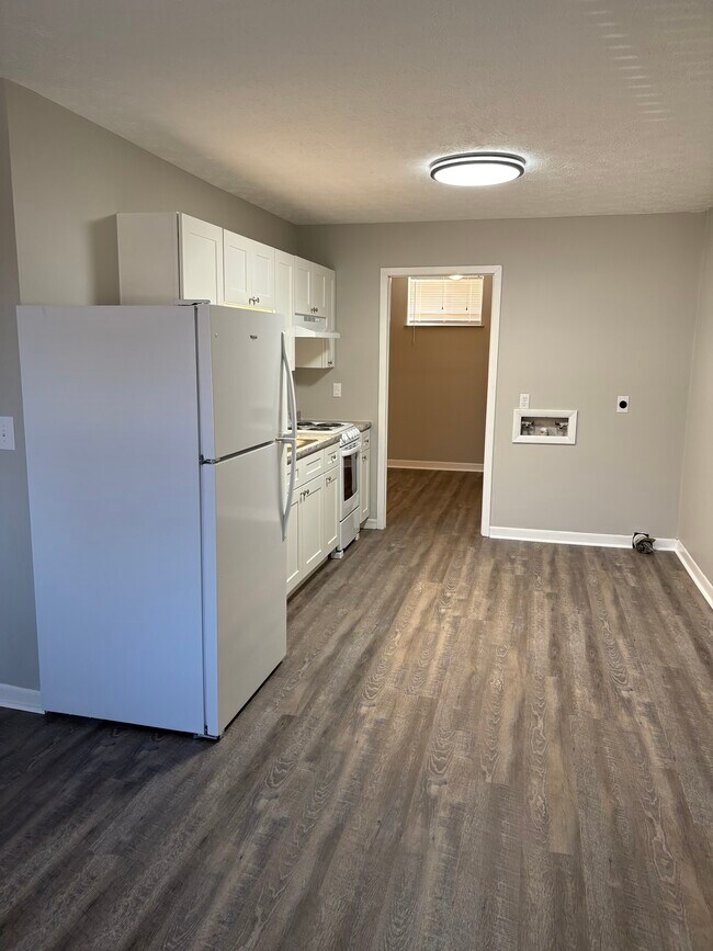Building Photo - Hill Crest Court Apartments 3