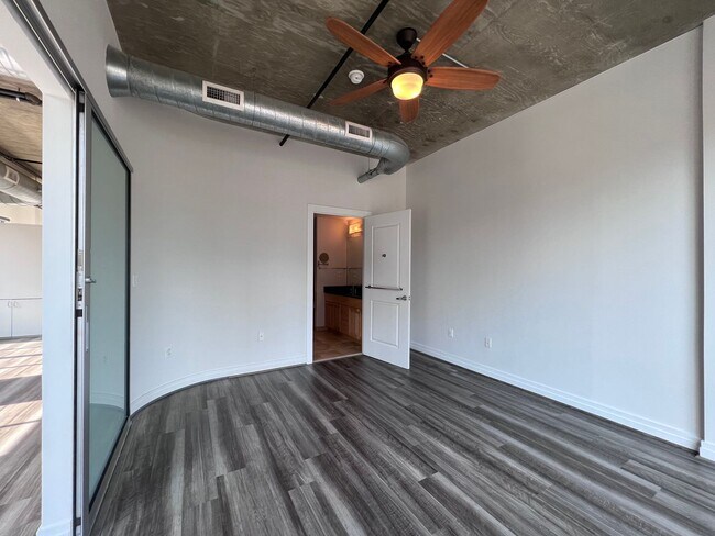 Foto del edificio - Large, Upgraded 2 Bed/2 Bath Loft off Mass...