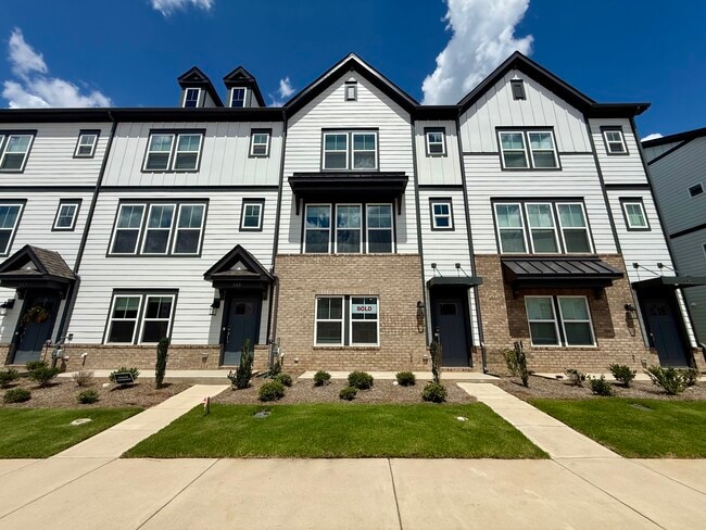 Building Photo - 551 Silver Star Blvd