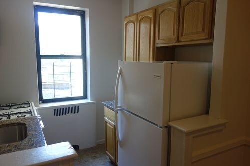 Building Photo - 255 E 176th St