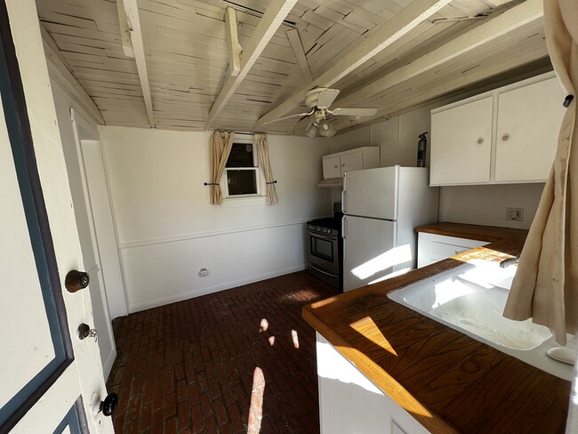 Kitchen - 679 S Mentor Ave