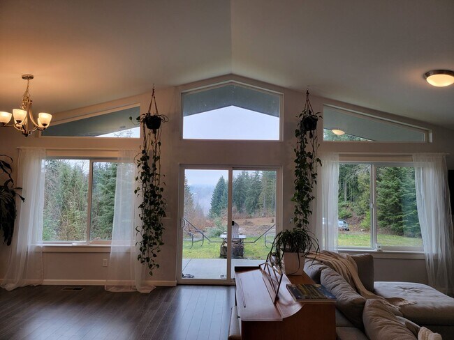 Foto del edificio - 3 Bed 2 Bath Rambler w/Garage on shy 5 acres