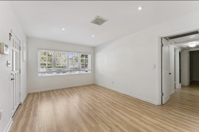 Building Photo - 447 N Phelps Ave