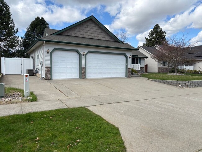 Building Photo - Charming 3-Bedroom Home with Mountain View...