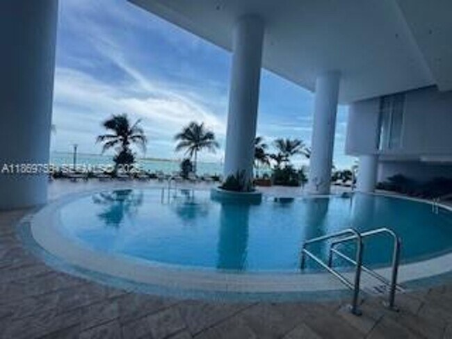 Foto del edificio - 700 NE 24th St