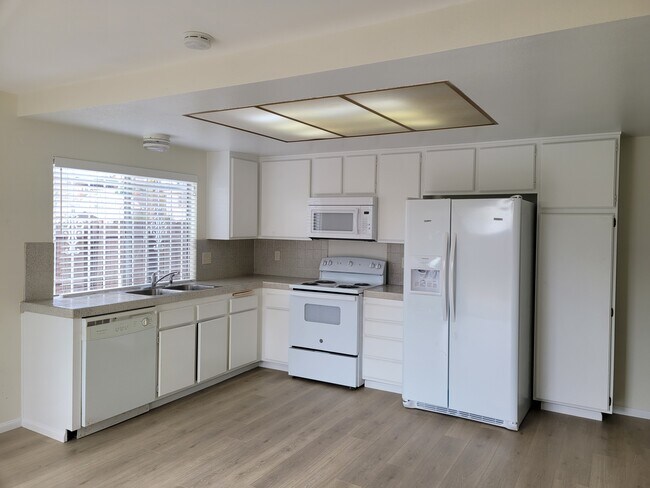 Kitchen - 3110 Manos Dr