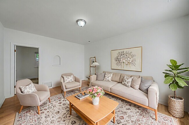 Building Photo - 628 Strong St