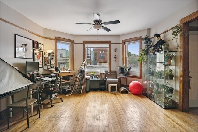 Building Photo - 3550 W Diversey Ave