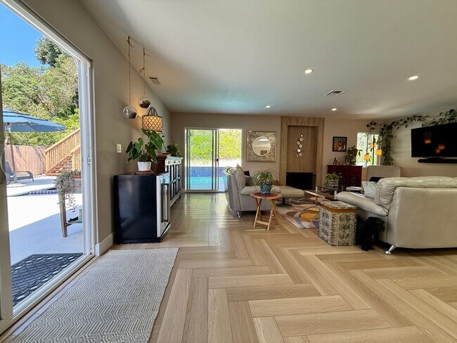 Building Photo - Luxury Furnished 4 Bedroom Home with Pool ...