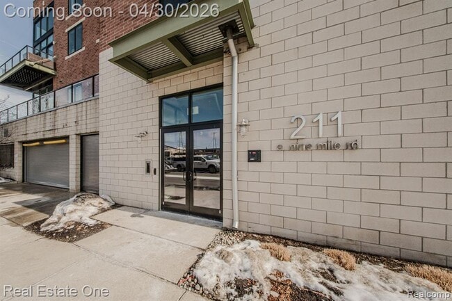 Foto del edificio - 211 E 9 Mile Rd