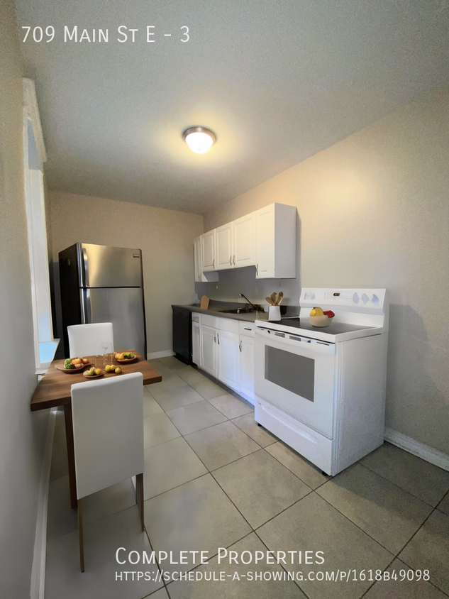 Photo principale - Main Floor, no stairs, private laundry and...