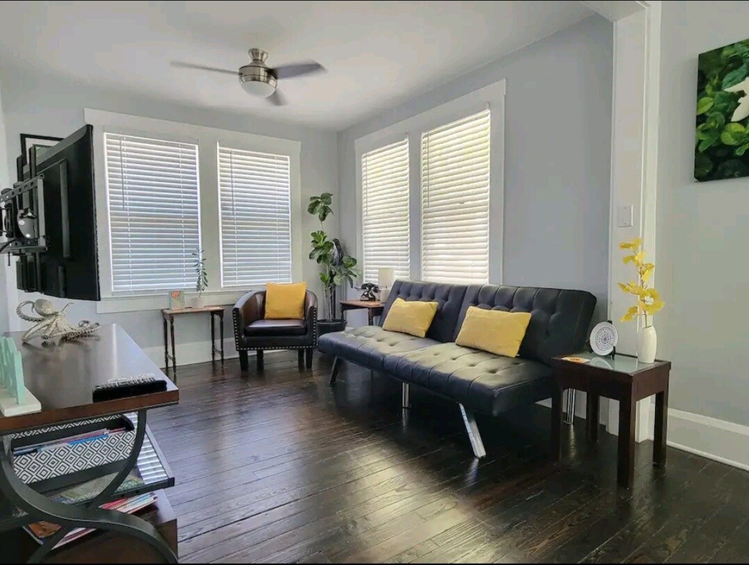 Living room - 703 Bay Ave