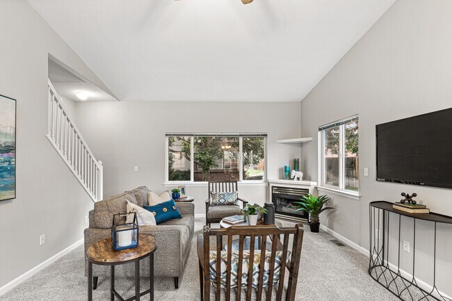 Living room - 2221 Devonshire Ct