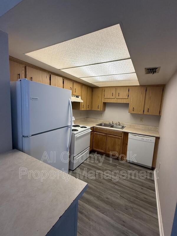 Foto del edificio - 1640 Crystal Park Cir