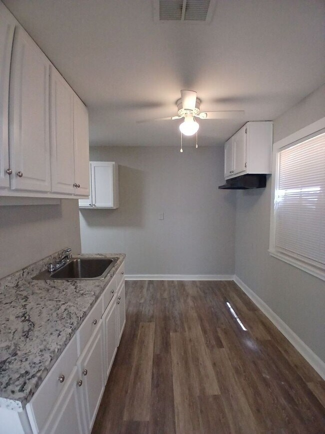 Foto del edificio - Renovated 3-Bedroom Gem on a Quiet Residential Street - Open To Section 8