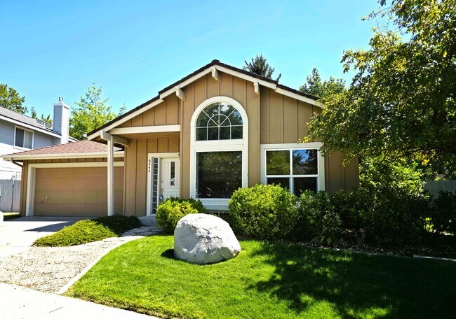 Building Photo - Beautifully Updated 3 Bedroom 2 Bath Updat...