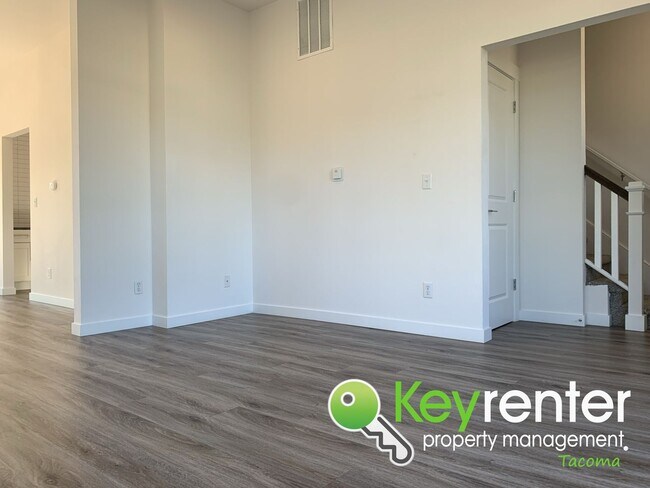 Building Photo - Newly Remodeled Centrally Located Tacoma H...