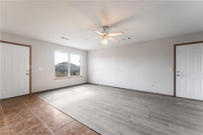 Building Photo - 404 E Marietta Ct