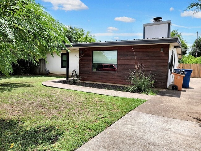 Building Photo - Inviting 3BD/1BA Home with Large Yard and ...