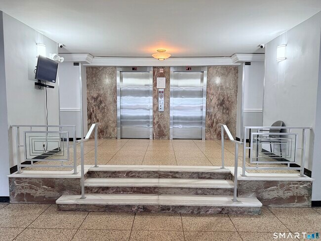 Foto del edificio - 71 Strawberry Hill Ave