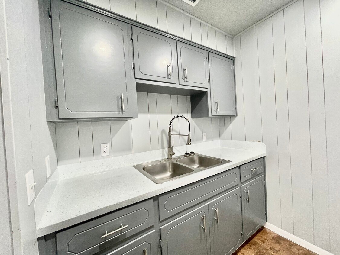 Foto principal - 301 E 4th St