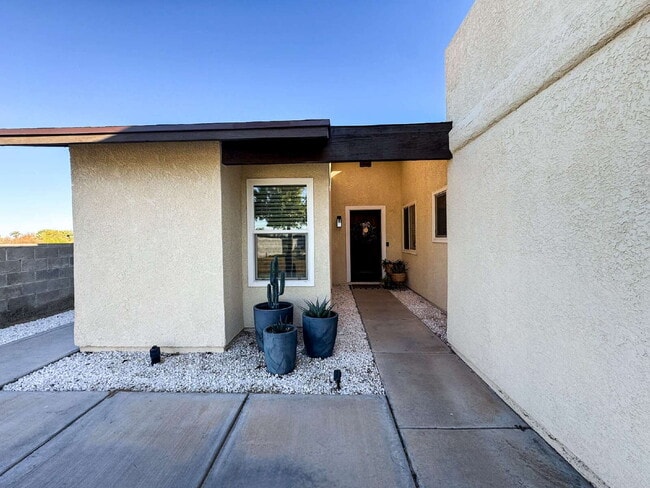 Building Photo - "Newly Renovated 3-Bed, 2-Bath Condo in Yuma!"