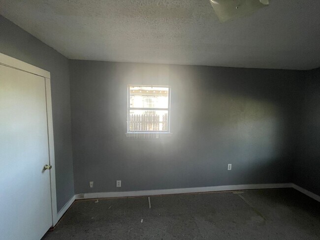 Building Photo - 3 bedroom, 1 bath