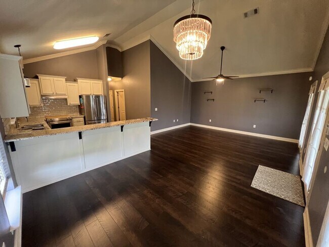 Foto del edificio - Spacious 3-Bed, 2-Bath Upstairs Unit with ...