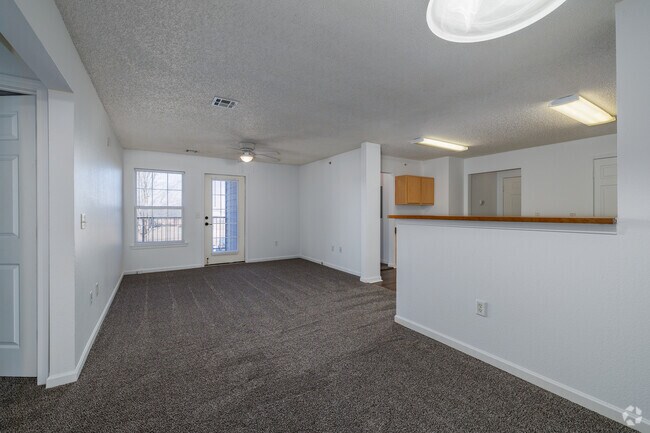 2 habitaciones, 2 baños - 1067 pies cuadrados - Sala de estar - Terraces at Copper Leaf