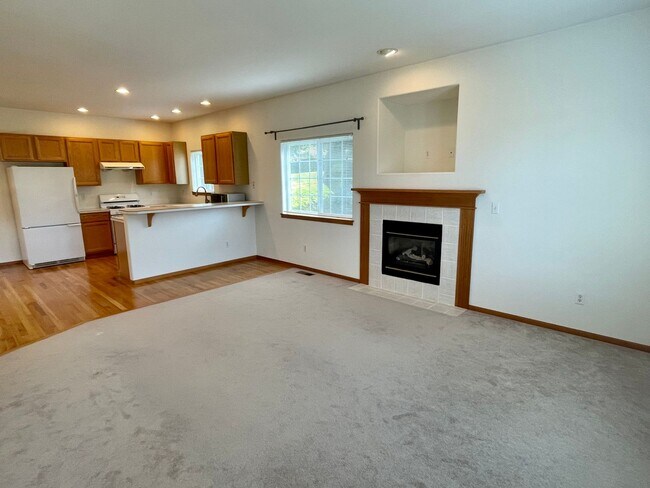 Building Photo - MOVE IN SPECIAL! Spacious 3 Bed, 2 Bath - ...