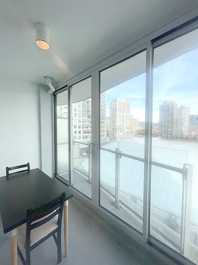 Building Photo - Centre South - 1410