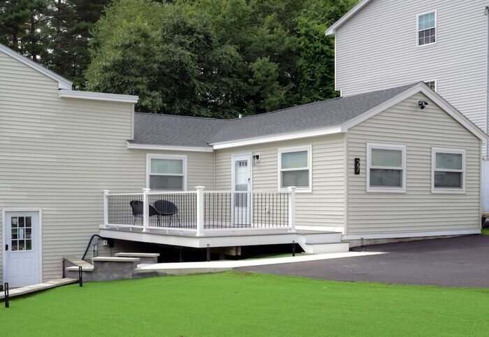 Primary Photo - Lake Access 4 Bed 3 Bath HOT TUB