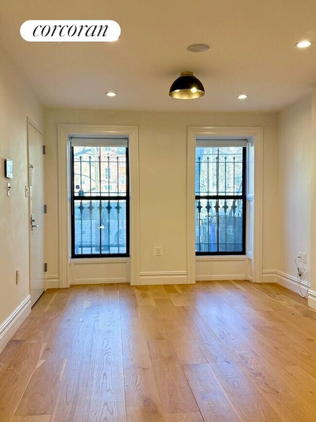 Building Photo - 938 Putnam Ave