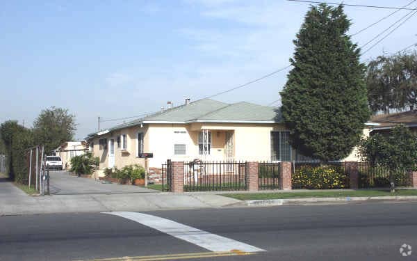 Primary Photo - 4437 Santa Ana St