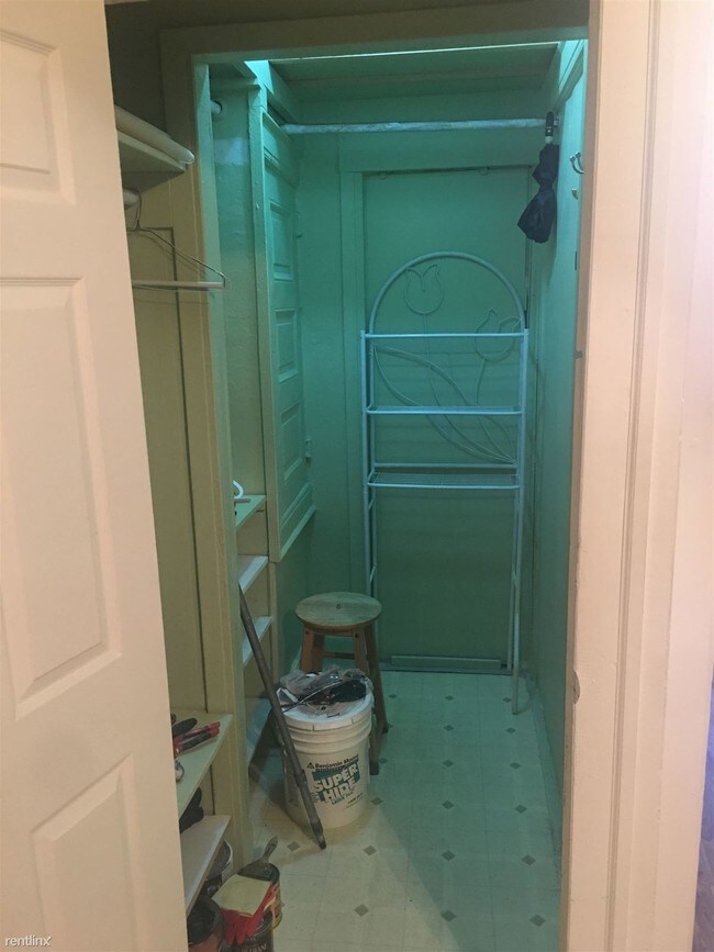 Foto del edificio - 1713 Putnam Ave