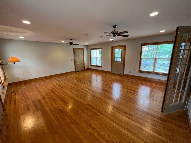 Foto del edificio - **RIVERFRONT 4-BEDROOM/2-BATH WITH 4-CAR GARAGE, FULL BASEMENT!!**