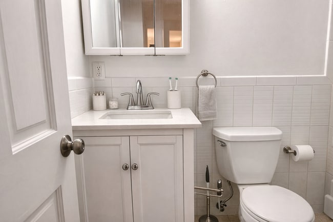 Building Photo - 166 Lake Shore Rd