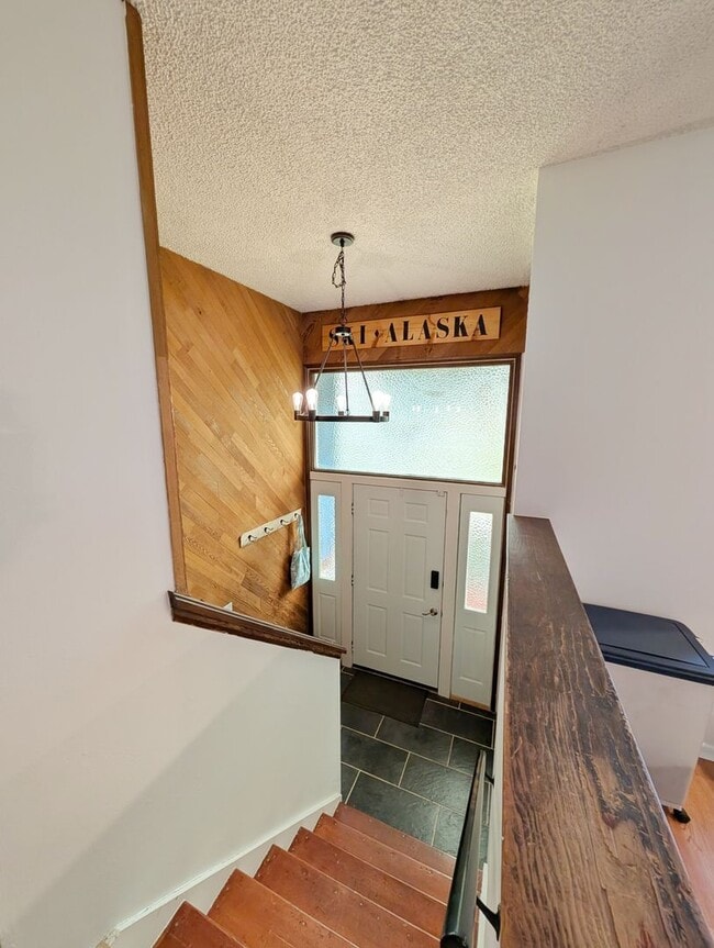 Building Photo - Unfurnished Vly Home 3BD+Den, 1.5BA, 1844 Sq Ft, 2 Car Gar, Fenced Yd