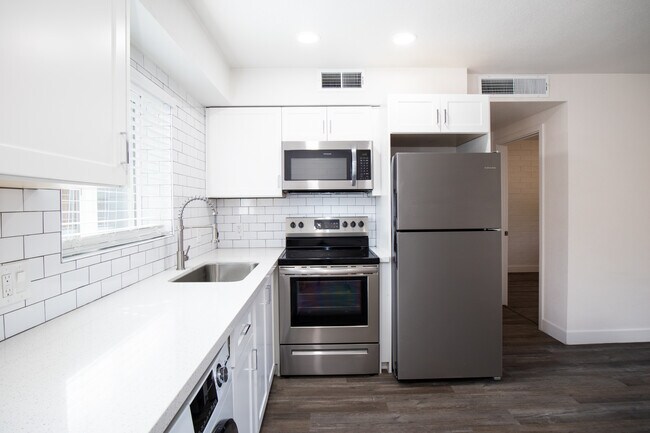 Foto del edificio - 6949 E Earll Dr