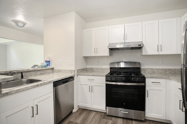 Building Photo - Pine Knoll Apartments