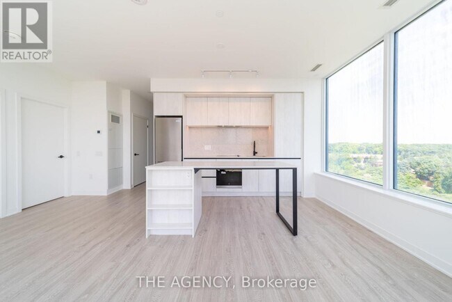 Photo du bâtiment - 2495 Eglinton Ave W