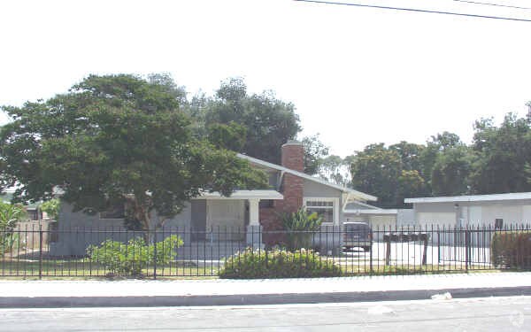 Primary Photo - 2652-2656 Strathmore Ave