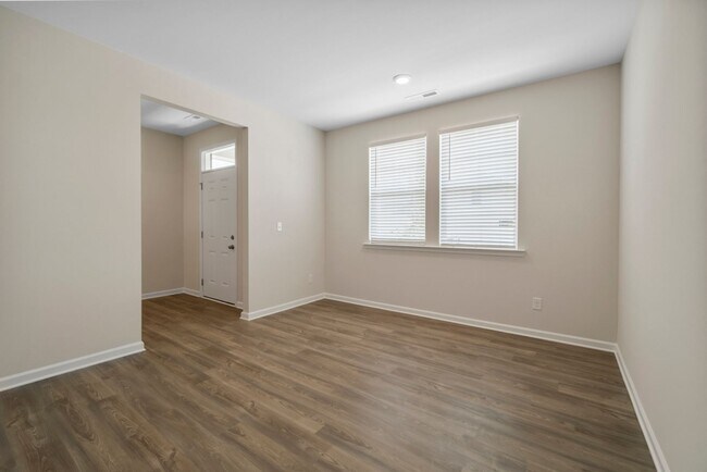 Foto del edificio - almost brand-new, move-in ready 2 story ho...