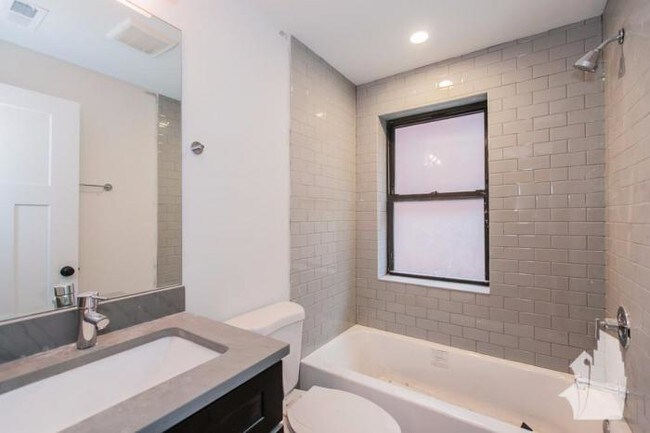 Foto del edificio - 0 bedroom in Chicago IL 60625