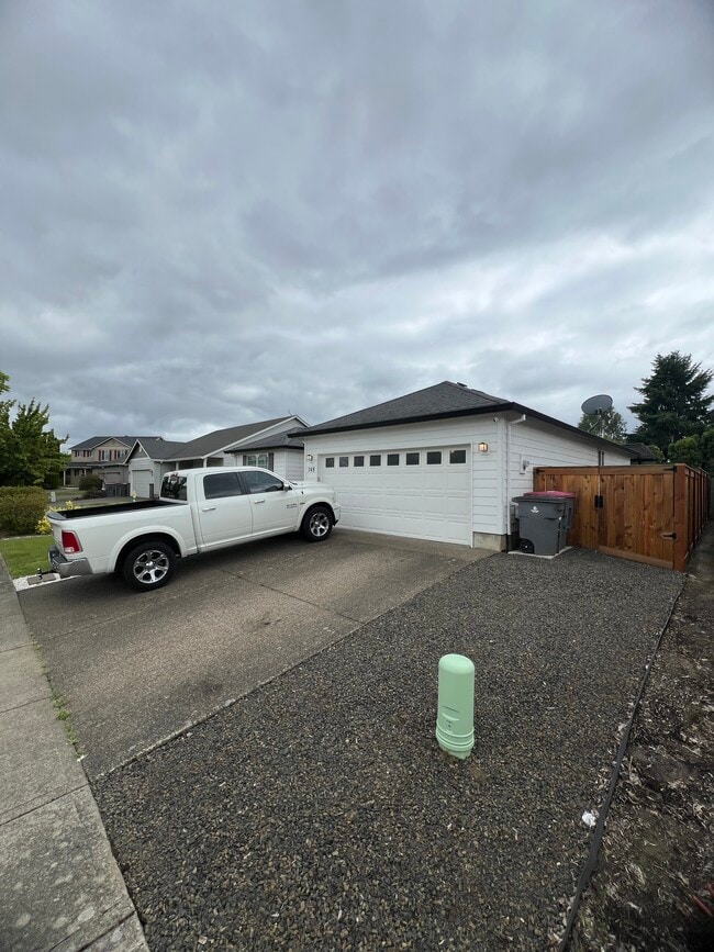 Building Photo - 748 NE Summerfield St