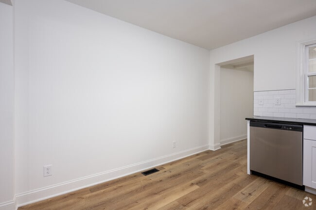 3BR, 2BA - 1,023SF - Dining Room - Old Town Heights