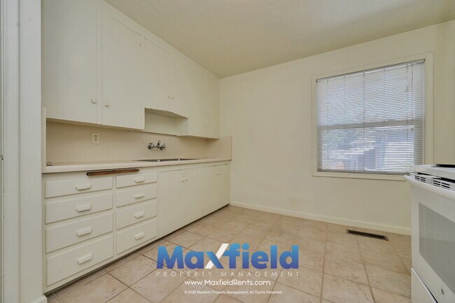 Foto del edificio - LEASE SPECIAL ! Sugarhouse Bungalow 2 BD 1 BA 1GA - 1500+ sq ft