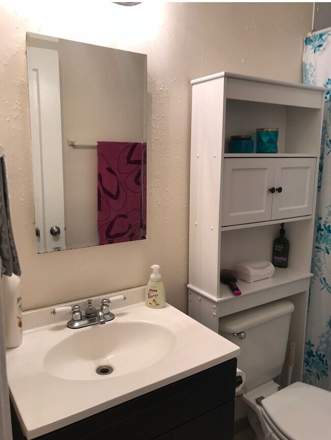 Foto del edificio - Adorable House with Large Yard, 1.2 Miles ...